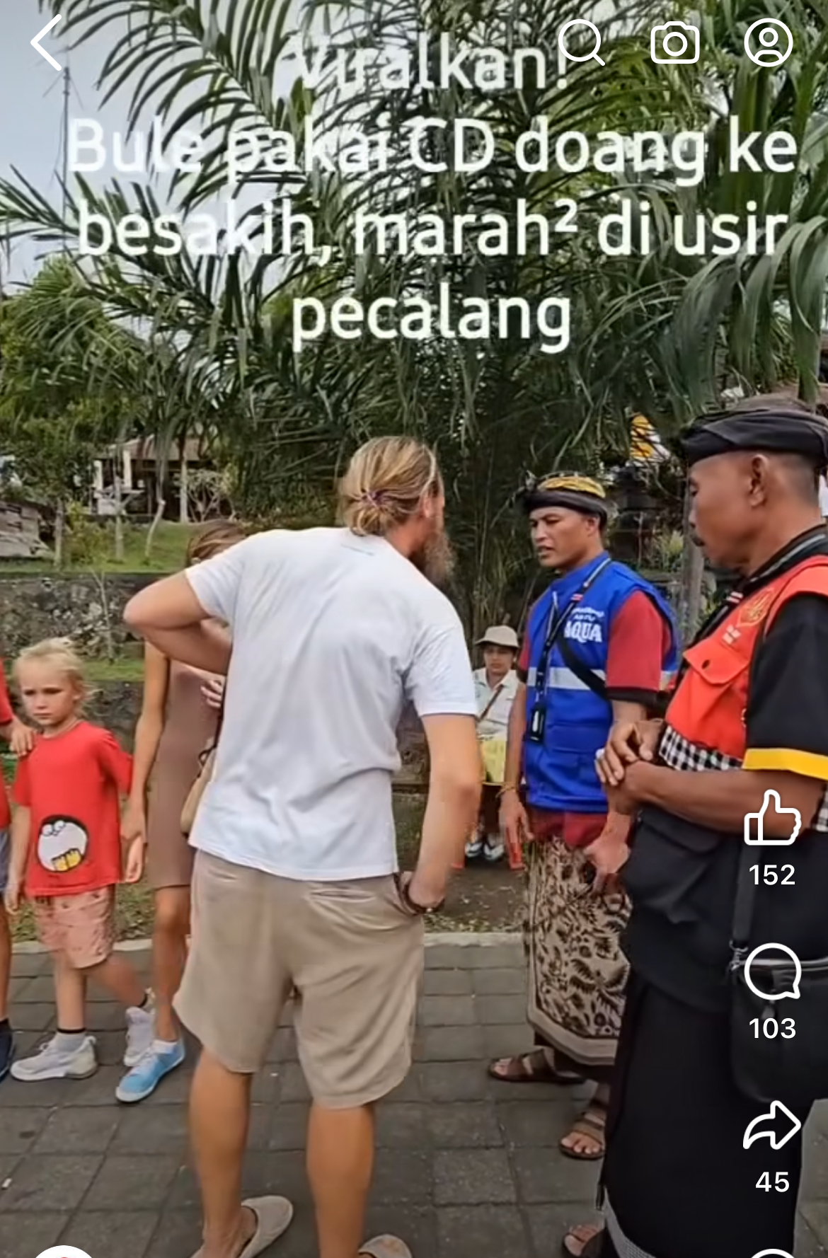 Bule asal Rusia saat marah-marah kepada petugas jaga di Areal Pura Agung Besakih akibat diusir lantaran enggan membayar tiket masuk.