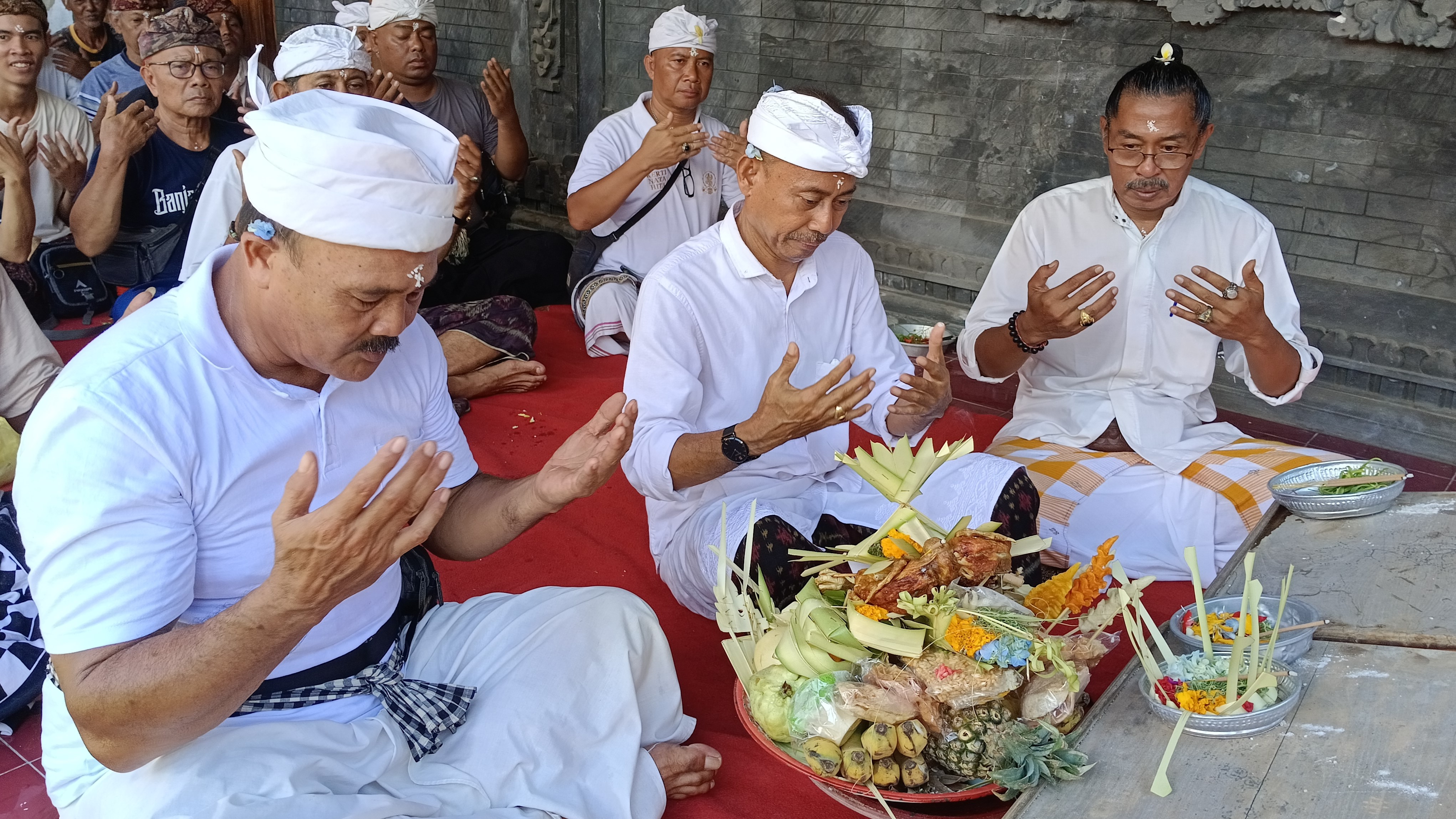 GURU PIDUKA: Kepala Dinas Kebudayaan Buleleng, Nyoman Wisandika (tengah) saat upacara guru piduka di Pura Pengaruman Banjar Paketan, Buleleng.