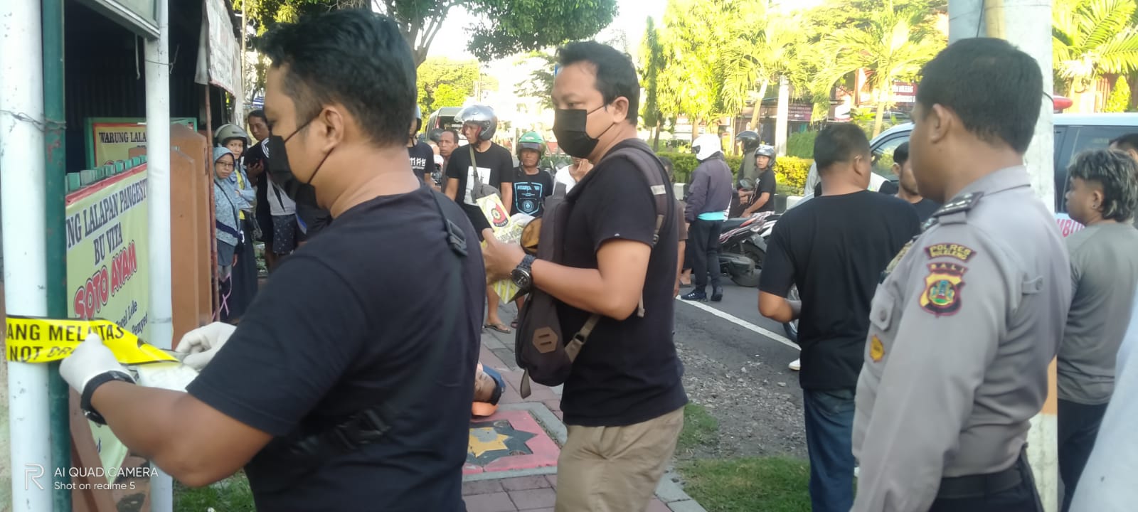 OLAH TKP: Polisi melakukan olah TKP di tempat penemuan jenazah pria asal Jawa Tengah yang ditemukan terbujur kaku.