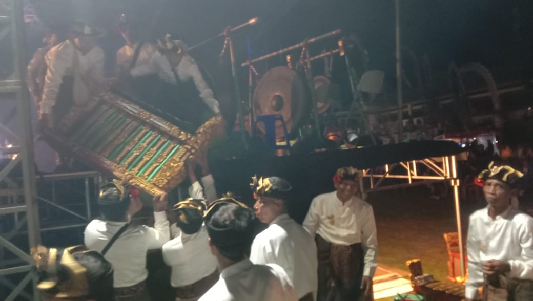 KECEWA: Penabuh menurunkan perangkat gamelan dari panggung karena kecewa tidak mendapat waktu pementasan yang layak