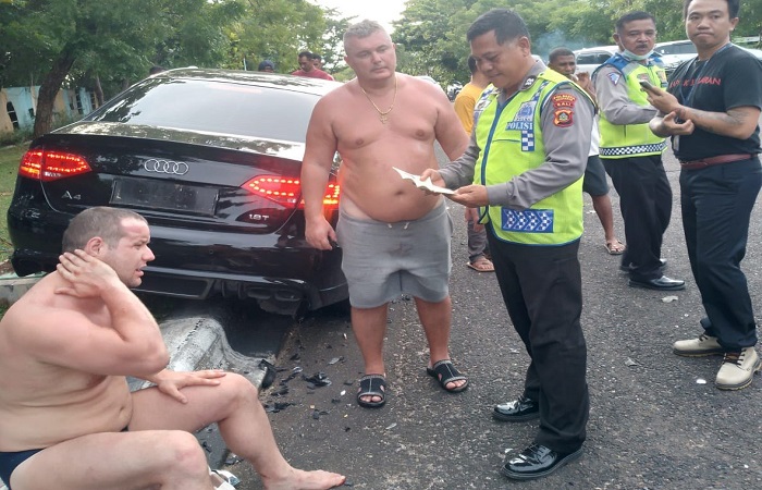 Bule Rusia bernama Eygenh Ivanov ketiban sial. Dia menabrak mobil yang dikendarai oleh bule Prancis bernama Fransiskus Haekase,22. Dia diketahui berkendara dalam keadaan mabuk.
