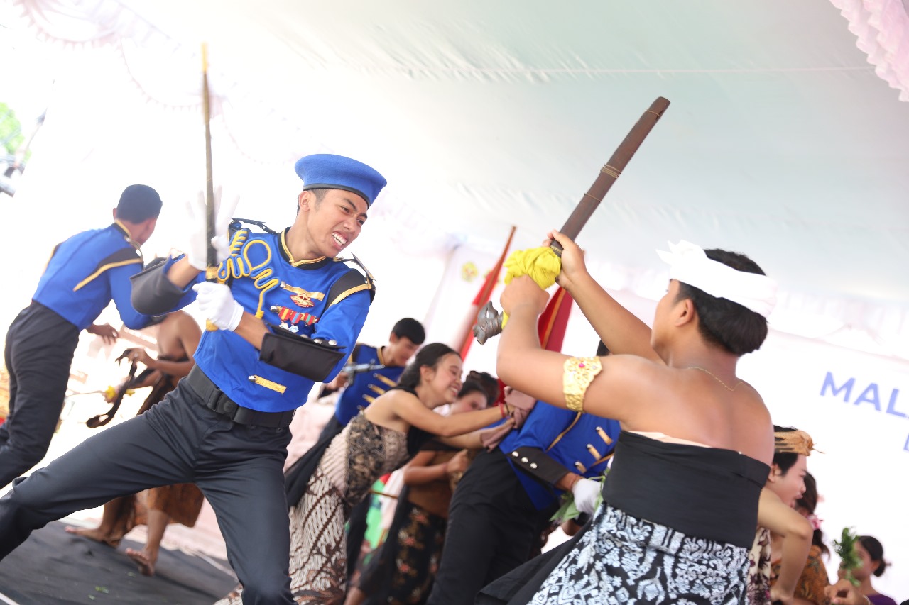 PARADE BUDAYA: Pementasan parade budaya saat puncak Dies Natalis VIII STAHN Mpu Kuturan pada Senin (1/4/2024).
