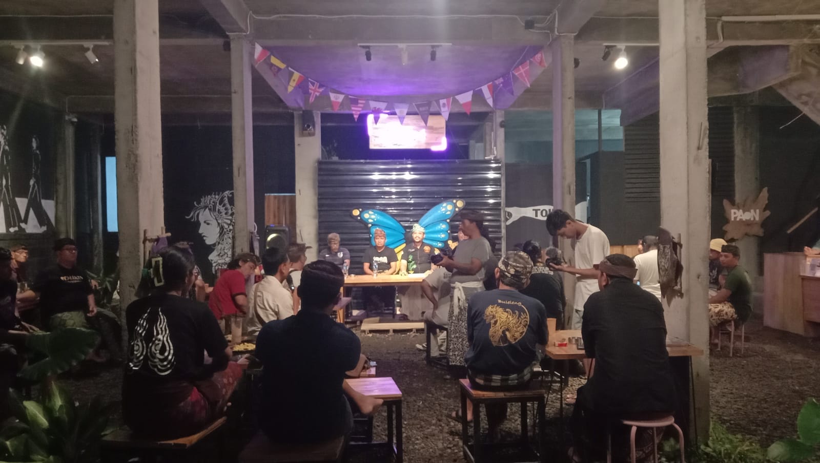 REMBUK SENIMAN: Suasana rembuk seniman di Restoran Pesor, Kelurahan Beratan, Buleleng menyikapi insiden seniman ngambul saat penutupan HUT Kota Singaraja ke-420.