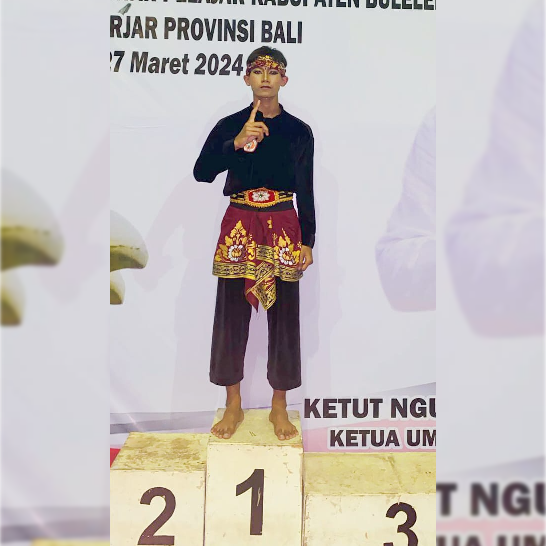 KAWINKAN EMAS: Komang Andika Goutama, siswa SMAN 2 Banjar berhasil mengawinkan medali emas pada ajang Pekan Olahraga Pelajar (Porjar) Buleleng untuk cabor pencak silat.