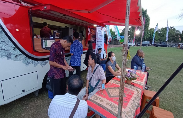 Suasana proses pelayanan adminduk di Pesta Rakyat HUT ke-420 Kota Singaraja. Tercatat ada 119 layanan yang terjadi.