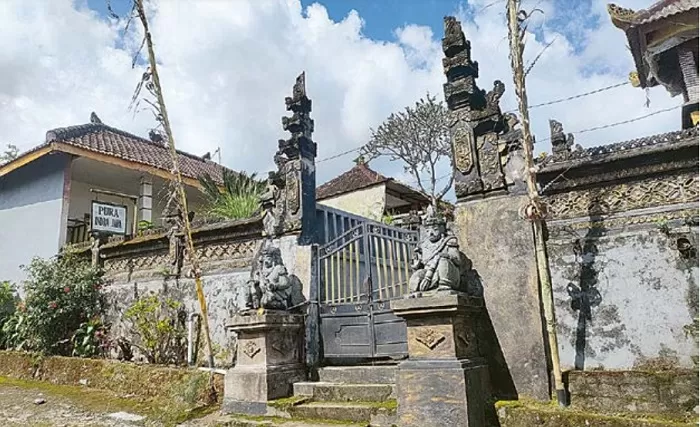 TERAWAT: Meski sudah dibangun sejak tahun 1965, Pura Indra Jaya yang berada di Desa Tulungrejo, Kecamatan Bumiaji ini masih berdiri kokoh.