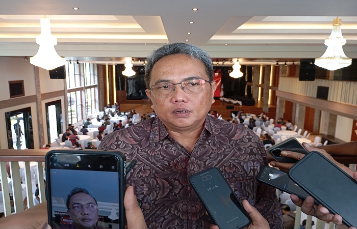 Ketua KPUD Buleleng, Komang Dudhi Udiyana jelaskan paslon perseorangan harus menyiapkan 45 ribu dukungan KTP untuk bertarung dalam pesta demokrasi.