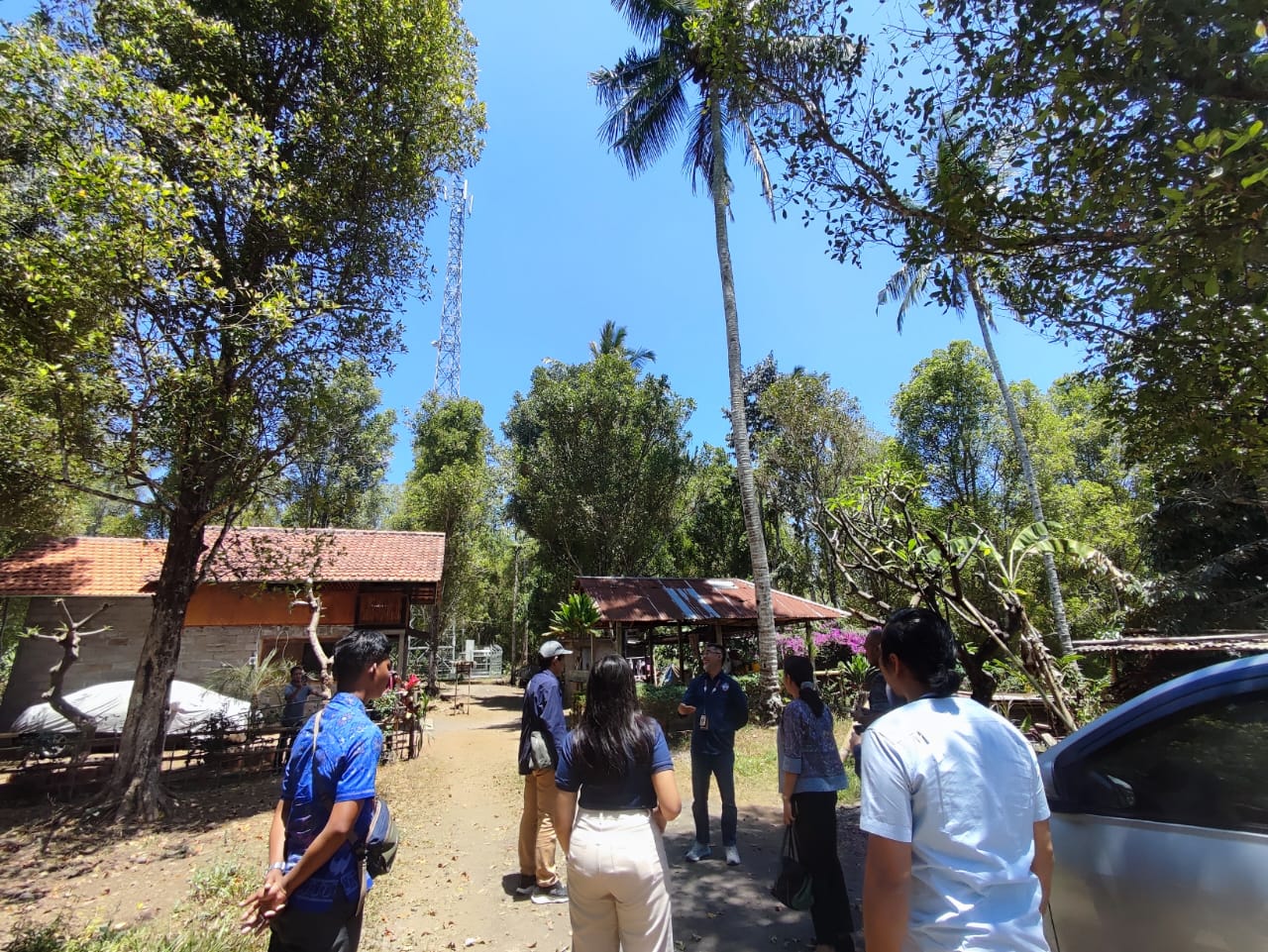 BLANK SPOT: Tim Dari Kementerian Kominfo mengecek lokasi blank spot yang ada di Buleleng.