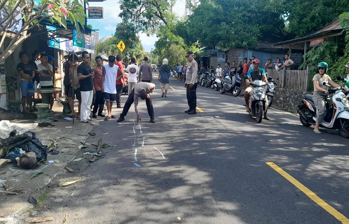 Petugas dari Satlantas Polres Karangasem saat melakukan olah TKP di lokasi kecelakaan yang mengakibatkan satu orang meninggal dunia.