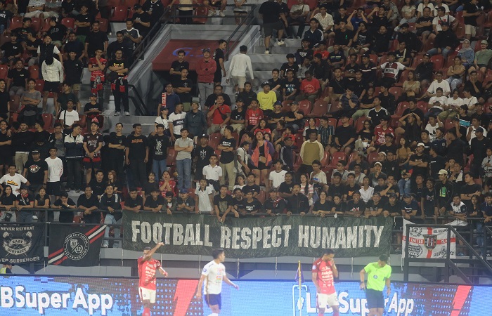 Penonton memenuhi Satdion Kapten I Wayan Dipta, Gianyar saat laga Bali United kontra Persija Jakarta di pekan 30 Liga 1 musim 2023/2024 baru-baru ini.