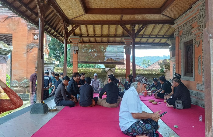 Suasana rumah duka Cok Sawitri di Puri Sidemen, Karangasem dikunjungi sejumlah pelayat yang mengenal sosok sastrawan kenamaan Bali itu pada Jumat (5/4).