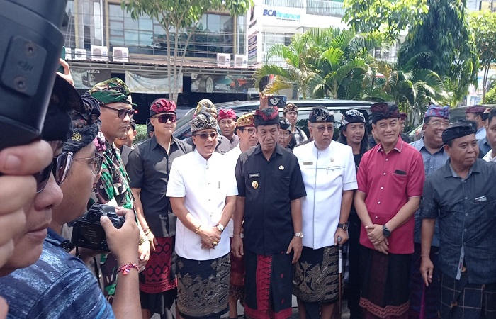 Bupati Badung, I Nyoman Giri Prasta sebut pemberian hibah ini murni untuk masyarakat, bukan kepentingan politik.
