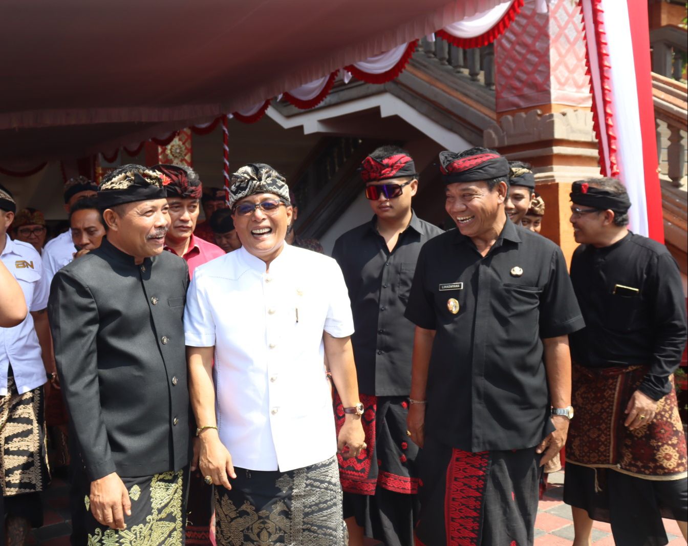 BADUNG ANGELUS BHUANA: Bupati Badung Nyoman Giri Prasta (baju putih) saat melakukan kunjungan ke Buleleng.
