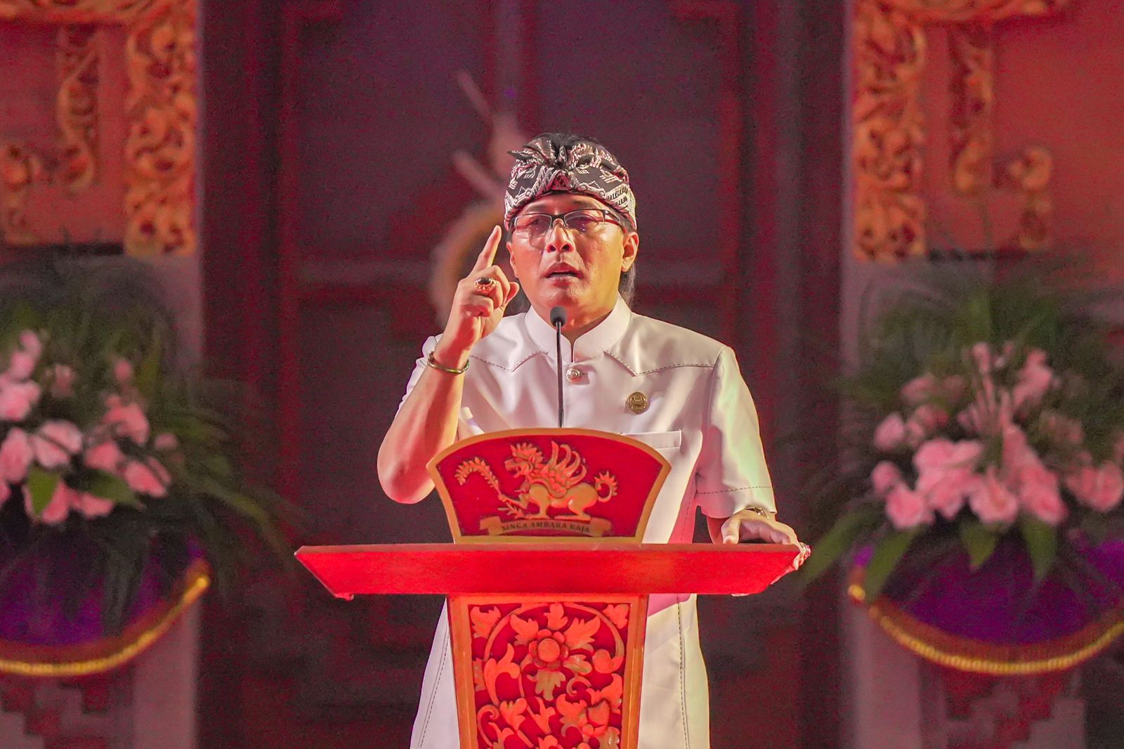 BUPATI BARES: Bupati Badung, Nyoman Giri Prasta saat membagikan hibah kepada kelompok masyarakat Buleleng, pada Jumat (5/4/2024).