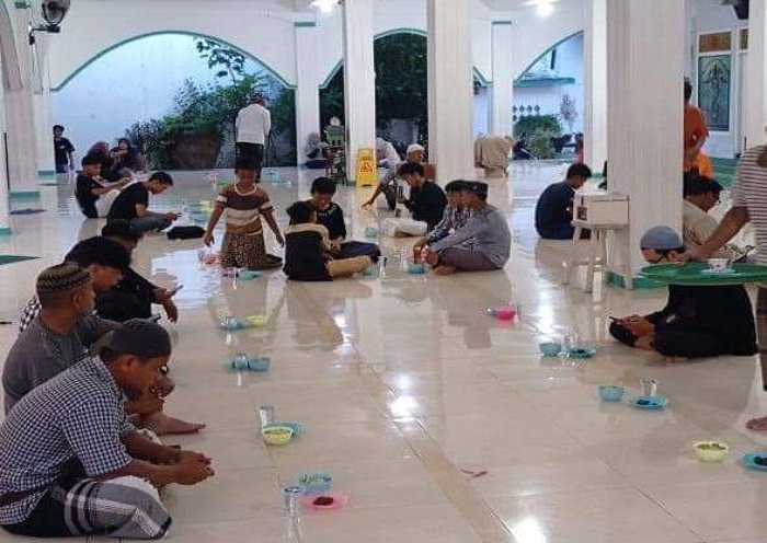 Bubur Kajanan merupakan kuliner khas Ramadhan yang dibuat di Masjid Agung Jami