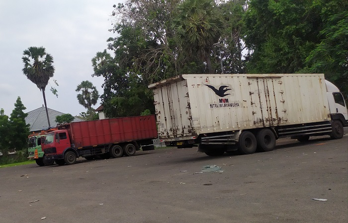 Angkutan barang non logistik yang dilarang melintas di Jalan Denpasar &ndash; Gilimanuk, sementara berada di UPPkB Cekik Gilimanuk.