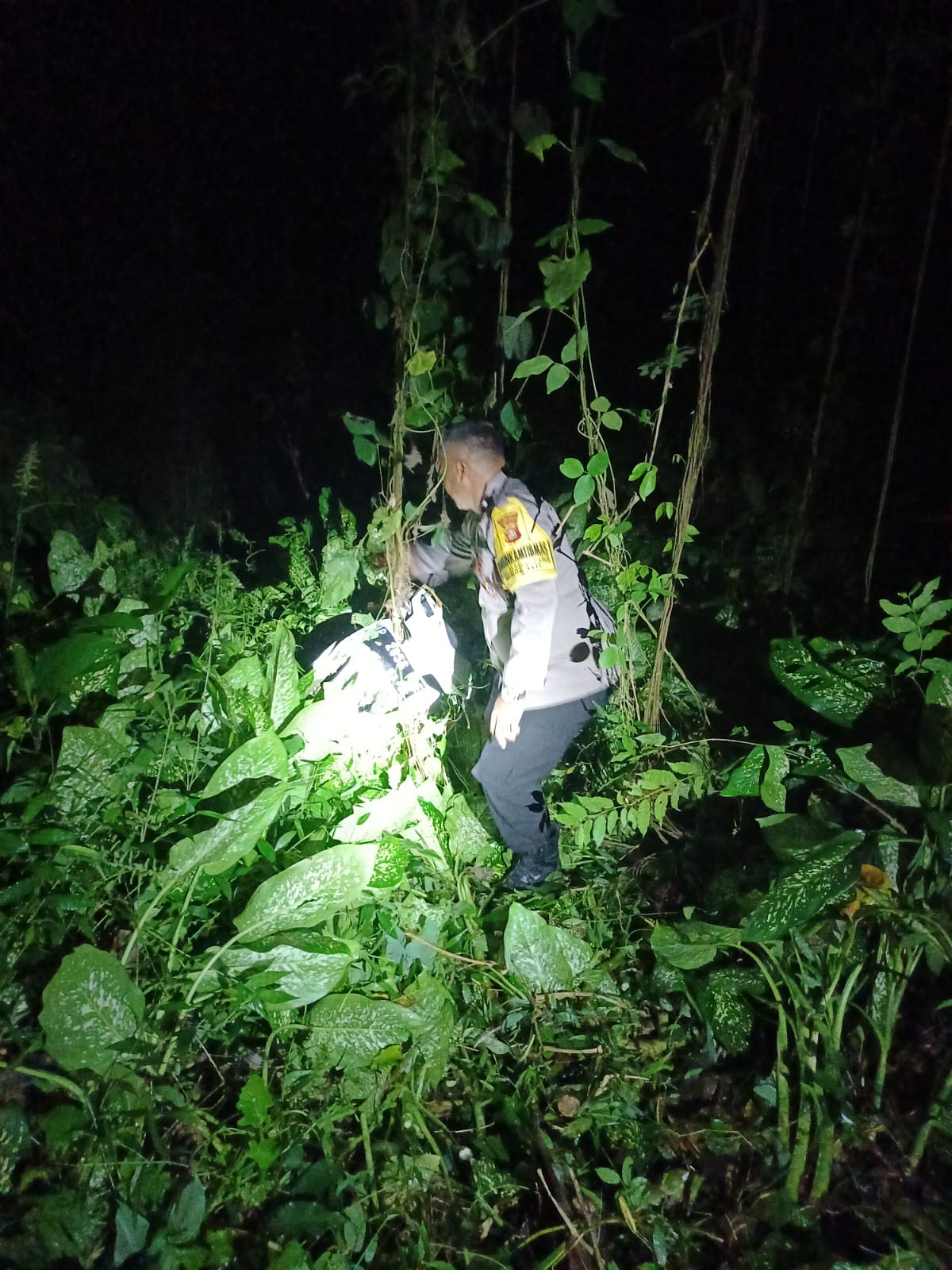 Polisi mengevakuasi pemudik Riski Syahputra yang mengalami kecelakaan lalu lintas di Jalan Denpasar-Gilimanuk.