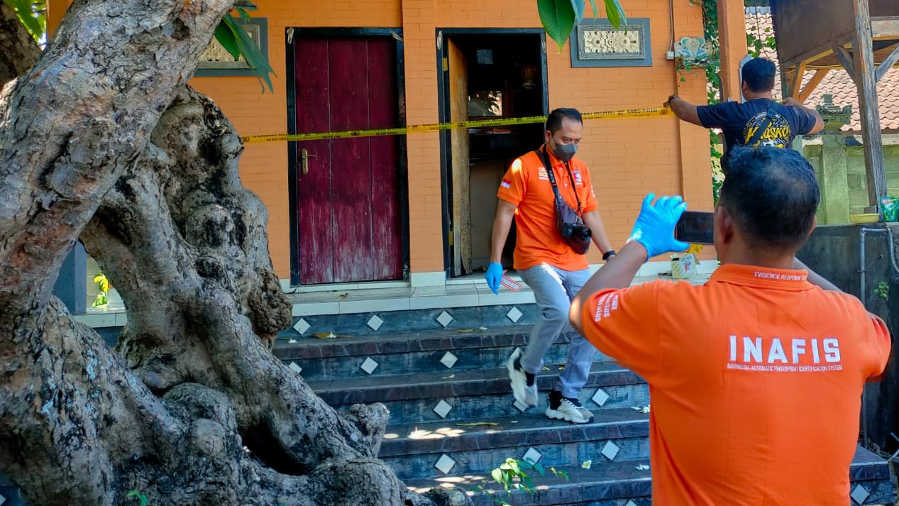 OLAH TKP: Tim Inafis Polres Buleleng melakukan olah TKP di Pura Mas Penyeti, Kelurahan Banjar Tegal. Pratima di pura tersebut hilang digondol maling.