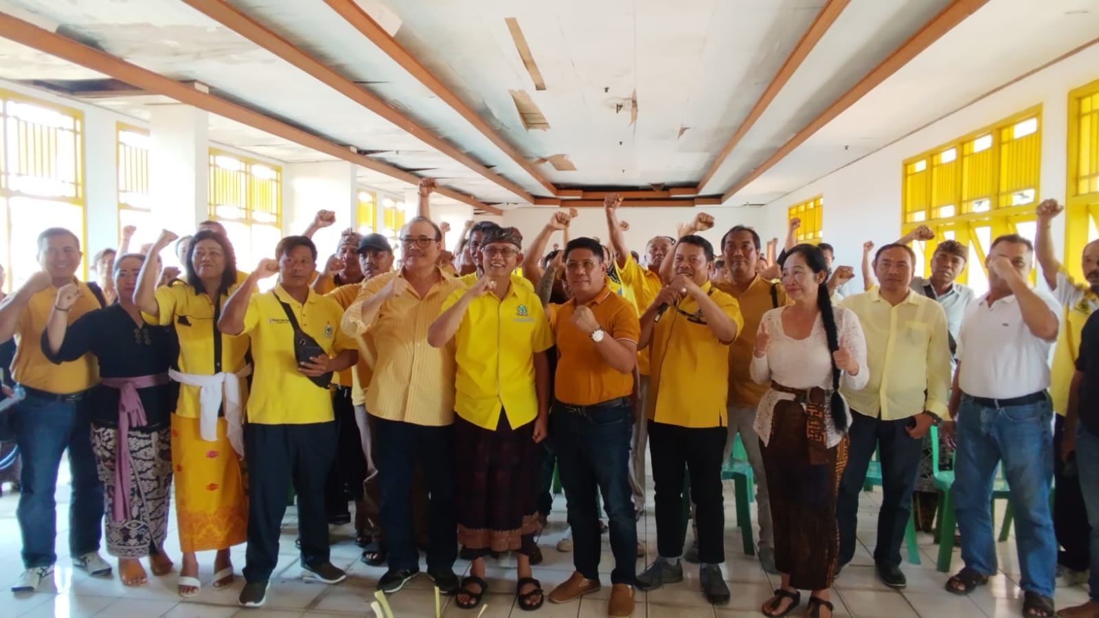 MENUJU PILKADA BULELENG: Ketua DPD I Golkar Bali, Nyoman Sugawa Korry bersama para kader Partai Golkar dalam pertemuan di Sekretariat DPD II Golkar Buleleng.
