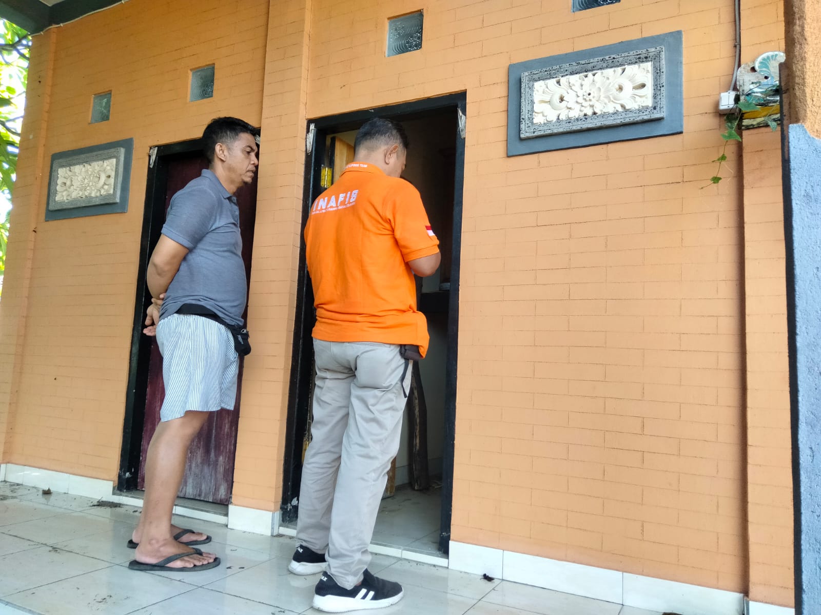 OLAH TKP: Tim Inafis Polres Buleleng melakukan olah TKP di Pura Mas Penyeti, Kelurahan Banjar Tegal, Buleleng. Pratima di pura tersebut hilang dicuri.