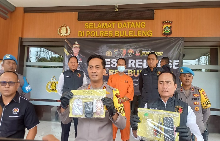Polisi menunjukkan GB bersama barang buktinya. Ia diduga mengedarkan narkoba di wilayah Kecamatan Banjar.