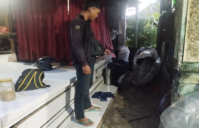 Polsek Kerambitan, Tabanan melakukan olah TKP aksi pencurian motor di rumah korban Banjar Dinas Mandung Kangin, Desa Sembung Gede, Kerambitan, Tabanan.