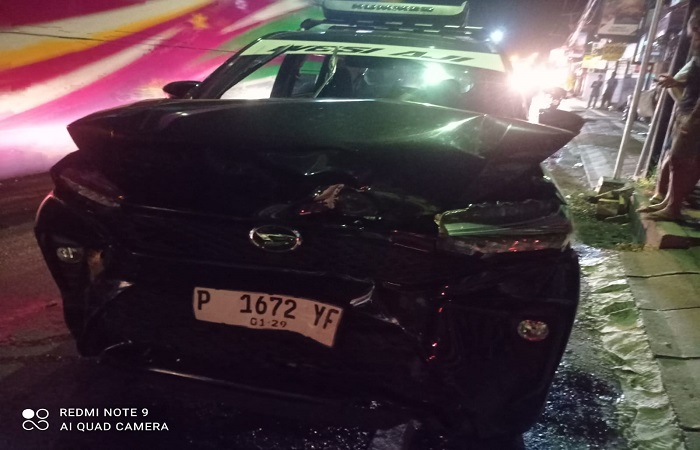 Kondisi mobil Daihatsu Xenia bernopol P 1672 YF  dan mobil lainnya yang alami kecelakaan beruntun di Jalan Jurusan Denpasar-Gilimanuk tamak ringsek bagian depannya.