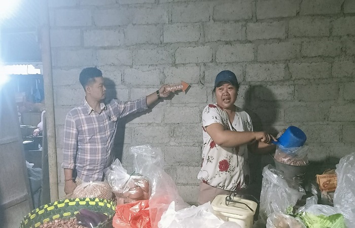 Polisi saat melakukan olah TKP di dua lokasi pasar tradisional tempat aksi pencurian dengan modus pura-pura belanja  pada Minggu (7/4) lalu.