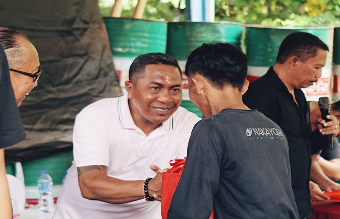 Nyoman Arya Astawa atau Mang Dauh (baju putih) dalam salah satu kegiatan. Ia digadang-gadang menjadi cawabup dalam Pilkada Buleleng 2024.