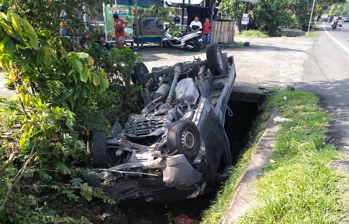 Kondisi mobil pickup DK 8519 FU yang terguling di pinggir got jalan yang dikemudikan oleh Maridwan D. Obhetan.