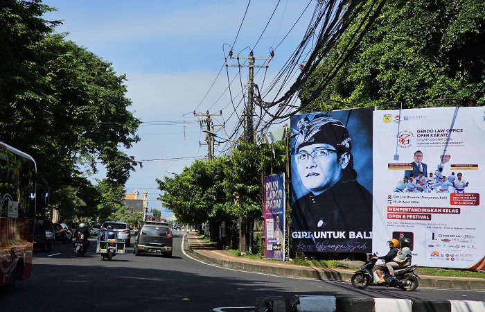Baliho dukungan untuk I Nyoman Giri Prasta maju Pemilihan Gubernur 2024 di Jalan Melati Denpasar.