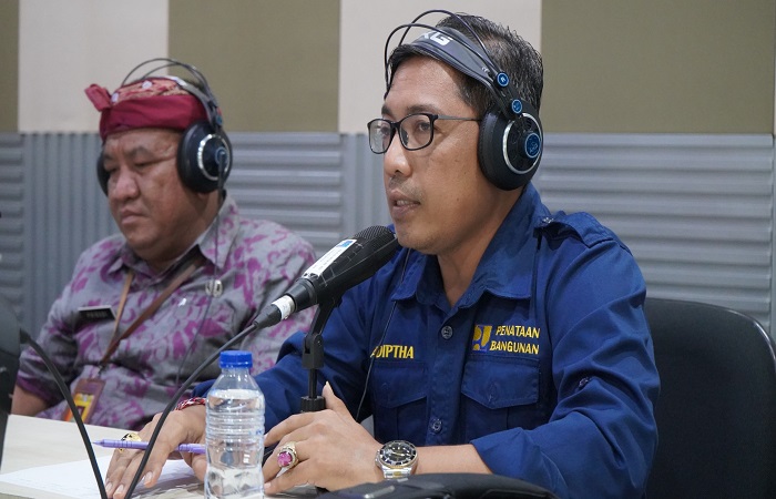 Kepala Dinas PUTR Buleleng, I Putu Adiptha Ekaputra terjunkan 300 petugas antisipasi luberan air dari saluran drainase.