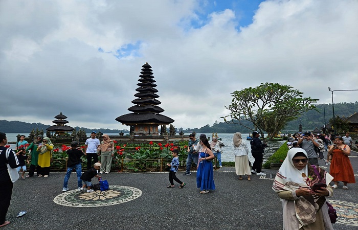 Suasana kunjungan wisatawan ke DTW Ulun Danu Beratan, Bedugul Baturiti Tabanan saat libur lebaran.