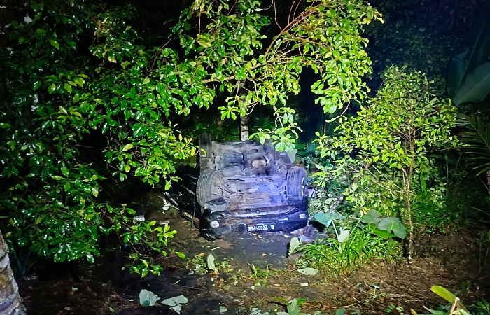 Kondisi mobil Toyota Fortuner yang terbalik usai terlibat laka lantas tunggal di Jalan Raya Singaraja-Denpasar KM 8.000.