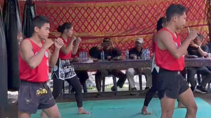 TARUNG BEBAS: Atlet Muaythai di Desa Sepang melakukan atraksi Wai Kru pada peresmian Klub Muaythai di Desa Sepang, Kecamatan Busungbiu.