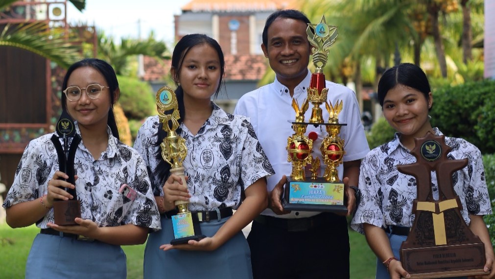 PRESTASI NASIONAL: Tim Debat Smansa Singaraja bersama guru pembina berhasil menang lomba debat nasional di Garut, Jawa Barat.