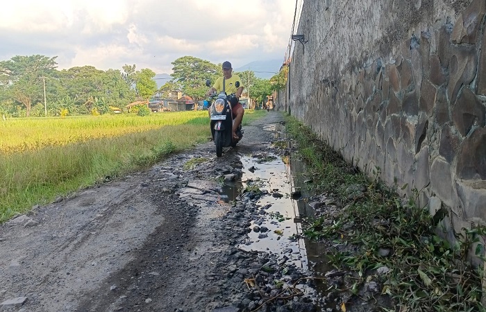 Potret jalan rusak di Jalan Petirtaan menuju ke pantai. Ganti rugi dituntut ke pihak kontraktor karena berdampak pada nelayan dan pariwisata.