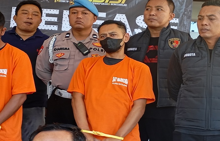 Gede Agus Susastrawan alias Kales tampak santai saat ditampilkan dalam rilis. Ia kedapatan membawa 25 paket sabu-sabu.