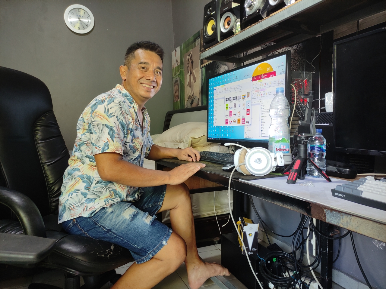TETAP PRODUKTIF: Konten kreator Puja Astawa saat ditemui di rumahnya.