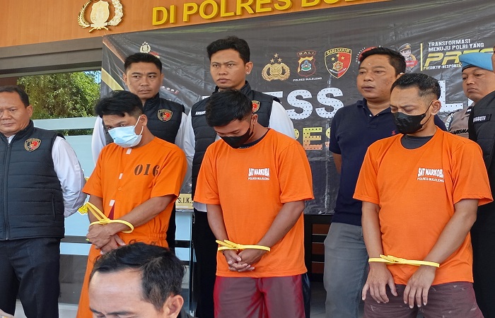 Pordan dan Beni (dua orang dari kiri). Mereka berdua ditangkap karena paket narkotika jenis sabu.
