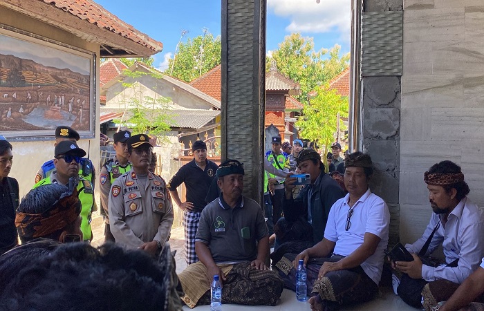Ketegangan mewarnai pelaksanaan sanksi kanorayang tahap kedua Banjar Adat Sental Kangin, Desa Ped, Kecamatan Nusa Penida, Senin (15/4).