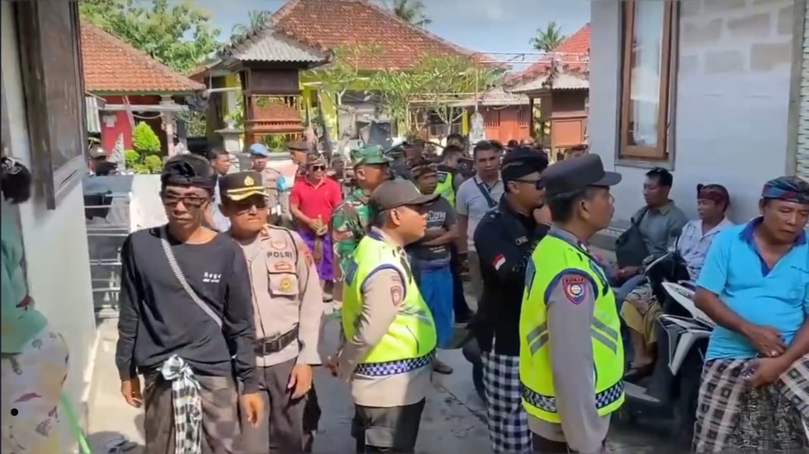SENGKETA: Polsek Nusa Penida saat mengamankan paruman yang menjatuhkan sanksi kasepekan dan kanorayang kepada krama adat.