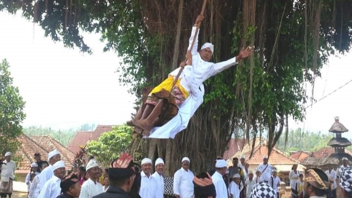 SAKRAL: Tari Rejang Ayunan di Desa Adat Bantiran.