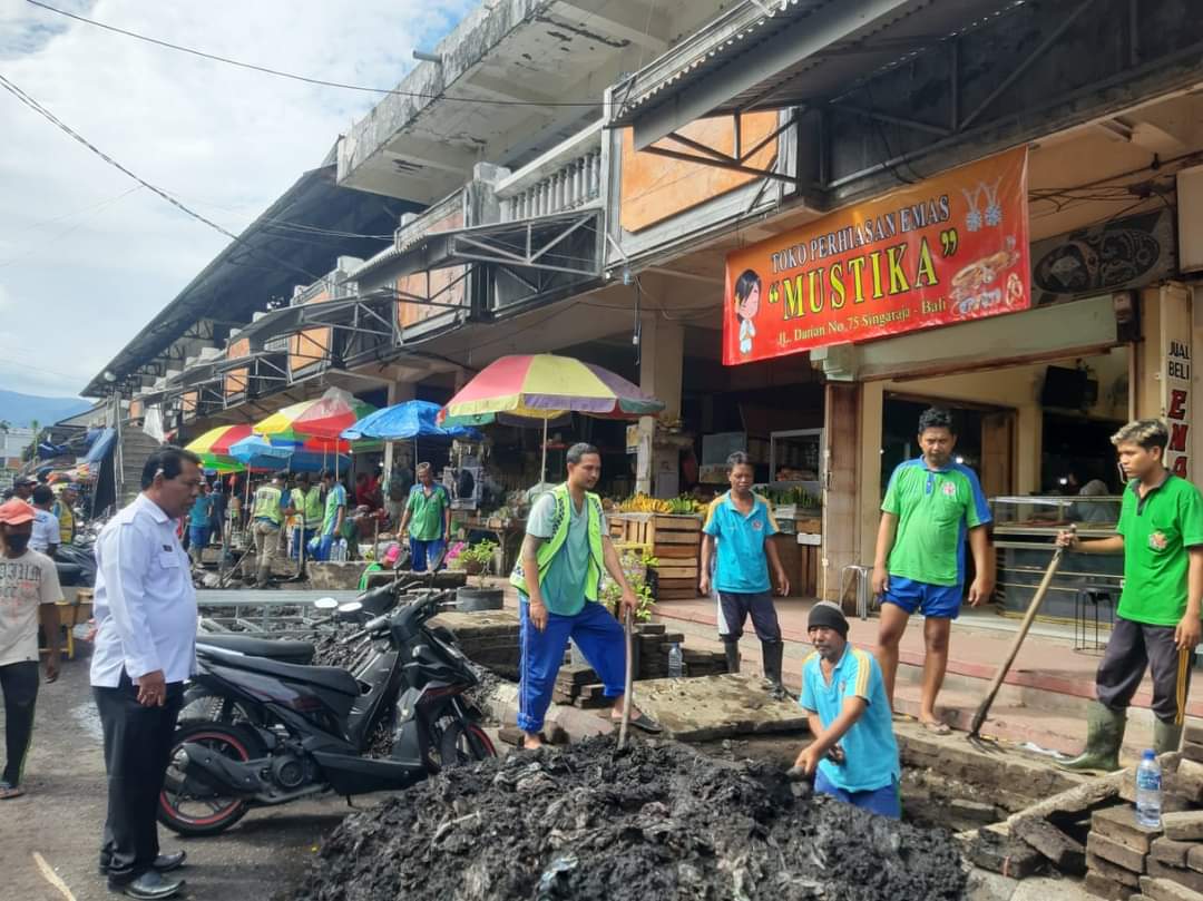 MAMPET: Pembersihan saluran drainase di Pasar Anyar Buleleng.