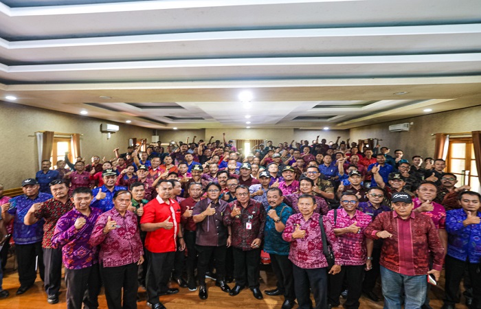 Pertemuan antara Forkom Perbekel Buleleng dengan Bupati Badung, I Nyoman Giri Prasta. Ketut Suka selaku Ketua Forkom membantah pertemuan sarat nuansa politik.