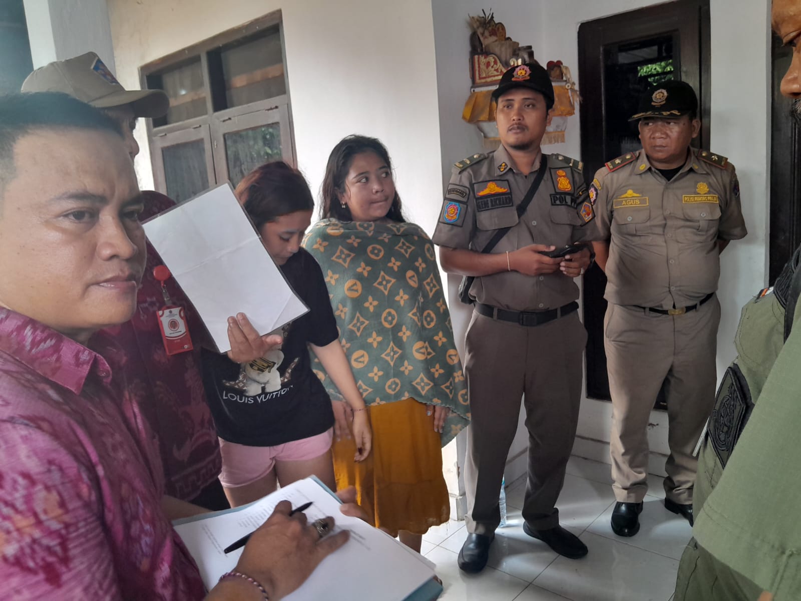 PENDUDUK PENDATANG: Polisi Pamong Praja Buleleng saat melakukan sidak penduduk pendatang di Kelurahan Penarukan.