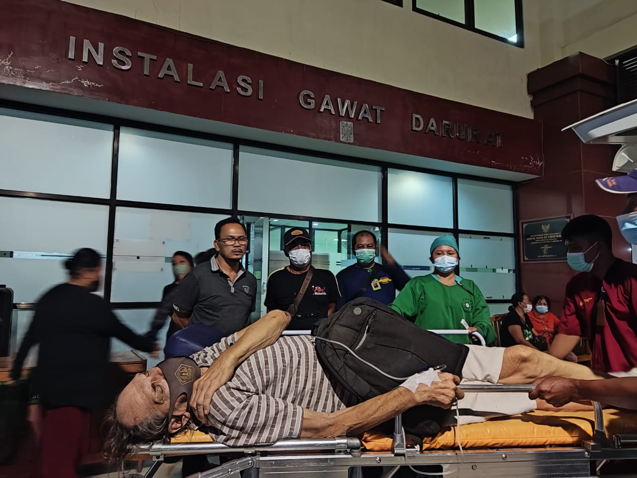 EVAKUASI: WNA asal Australia dievakuasi ke RSUD Buleleng karena mengalami sakit kronis dan tidak terurus.