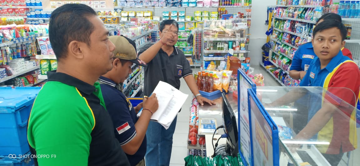 TOKO MODERN: Tim Yustisi Pemkab Buleleng saat mendata keberadaan toko modern di Kabupaten Buleleng.