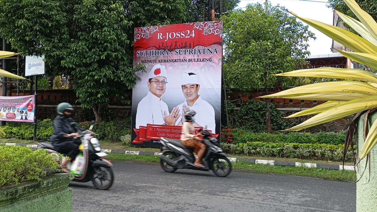BERPAKETAN: Baliho Sutjidra-Supit yang terlihat di Jalan Dewi Sartika Selatan. Belum diketahui siapa inisiatornya.