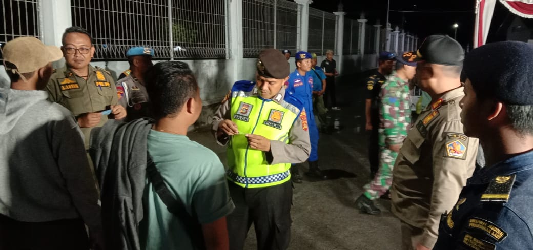 PENDATAAN: Tim gabungan melakukan pemeriksaan dan pendataan kepada duktang yang datang ke Buleleng.